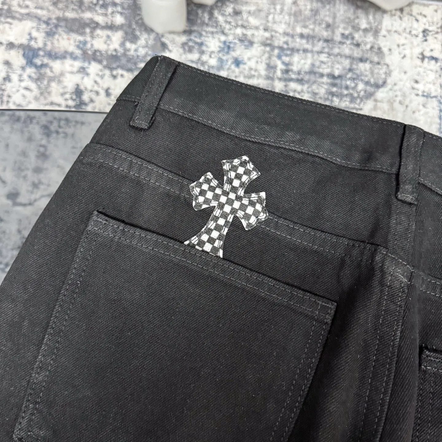 P280 Chrome Hearts ch Chrome Hearts Cherry Blossom Pink Checkerboard Cross Patch Leather Jeans, Original 5W+ It is well known that chromehearts jeans use vintage Levis jeans as the base for creation. They usually add their own unique silver buckles and silver ornaments, plus leather embellishments. This is the reason why the value of these vintage jeans doubles. Because the base is vintage jeans, the jeans themselves have been very soft and comfortable after years of baptism. This can be distinguished from ordinary jeans. Regarding the size, you should also refer to the pants data. Size: 28 30 32 34 (corresponds to S-XL) Size chart: 28 Waist 76 Pants length 104 Hips 102 30 Waist 80 Pants length 105 Hips 106 32 Waist 84 Pants length 106 Hips 110 34 Waist 88 Pants length 107 Hips 114